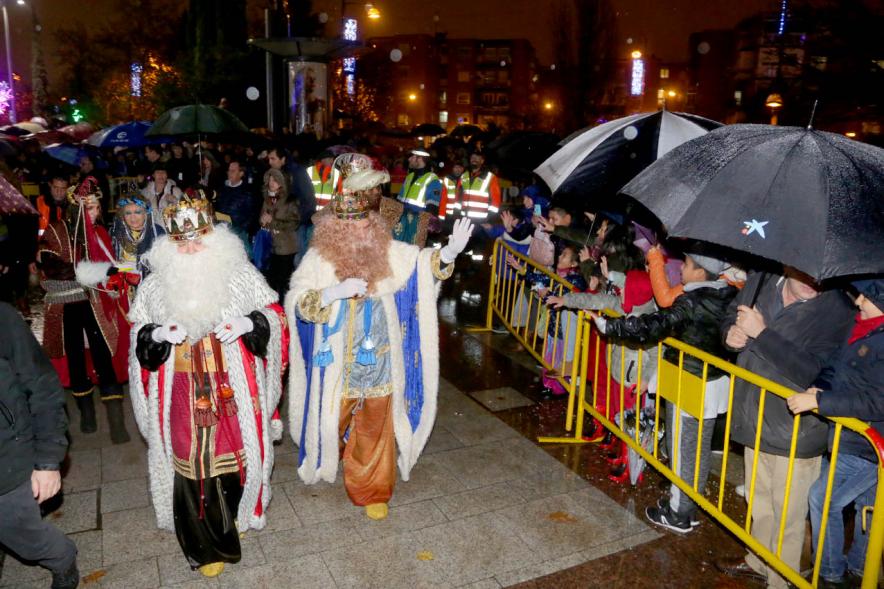 Cabalgata de Reyes 2018 - Imagen del Rey Gaspar y el Rey Melchor saludando a los niños.