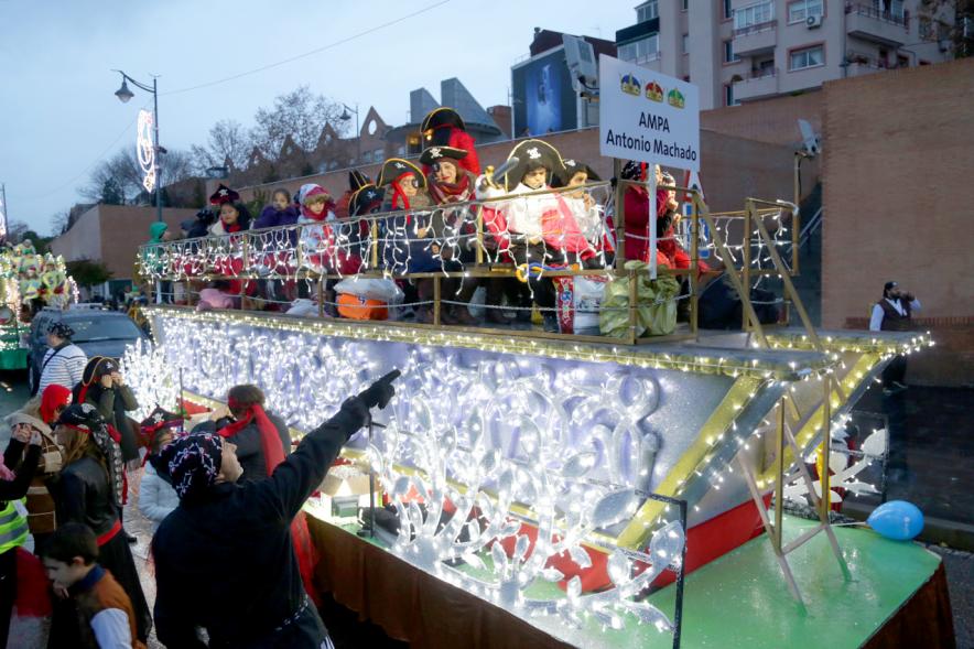 Cabalgata de Reyes 2018 - Imagen de unos niños disfrazados en una carroza.