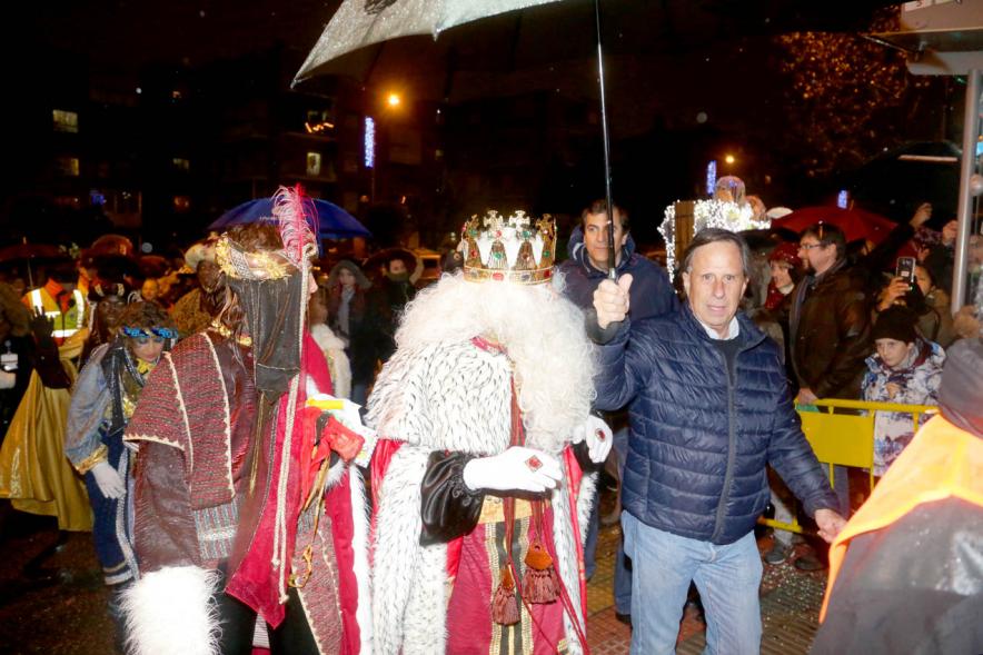 Cabalgata de Reyes 2018 - Imagen de los Reyes Magos con el alcalde García de Vinuesa.