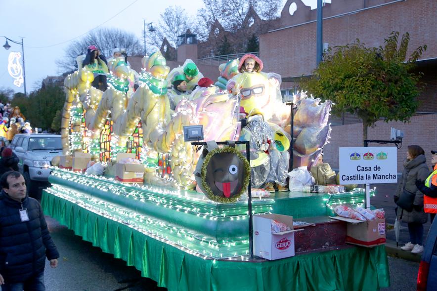 Cabalgata de Reyes 2018 - Imagen de unos niños disfrazados en una carroza.