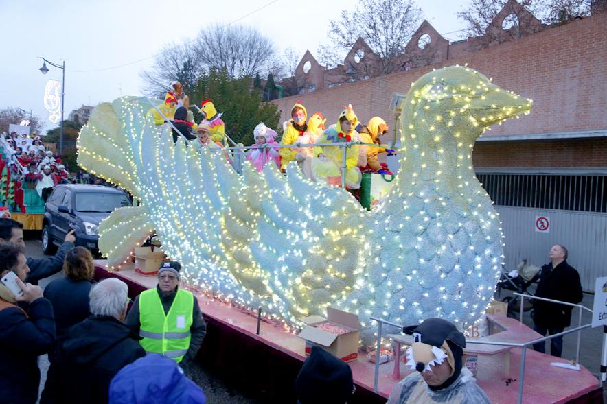 Cabalgata de Reyes 2018 - Imagen de unos niños disfrazados en una carroza.