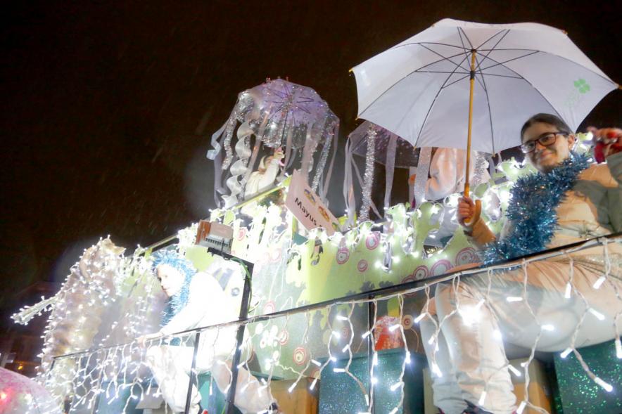 Cabalgata de Reyes 2018 - Imagen de una niña en una carroza.
