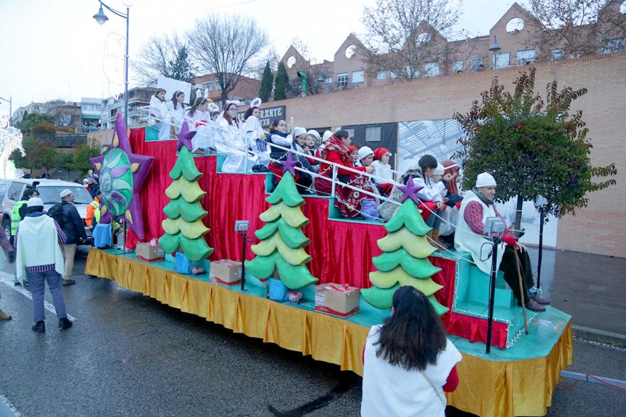 Cabalgata de Reyes 2018 - Imagen de unos niños disfrazados en una carroza.