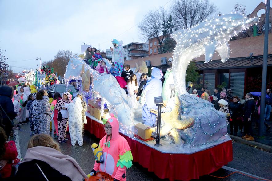 Cabalgata de Reyes 2018 - Imagen de unos niños disfrazados en una carroza.