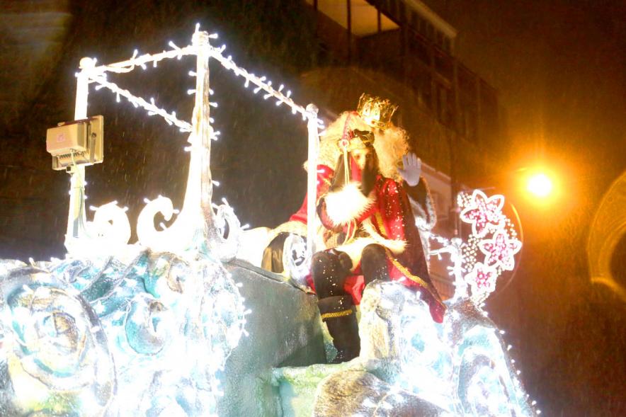Cabalgata de Reyes 2018 - Imagen de la carroza de Gaspar acompañado de su paje.