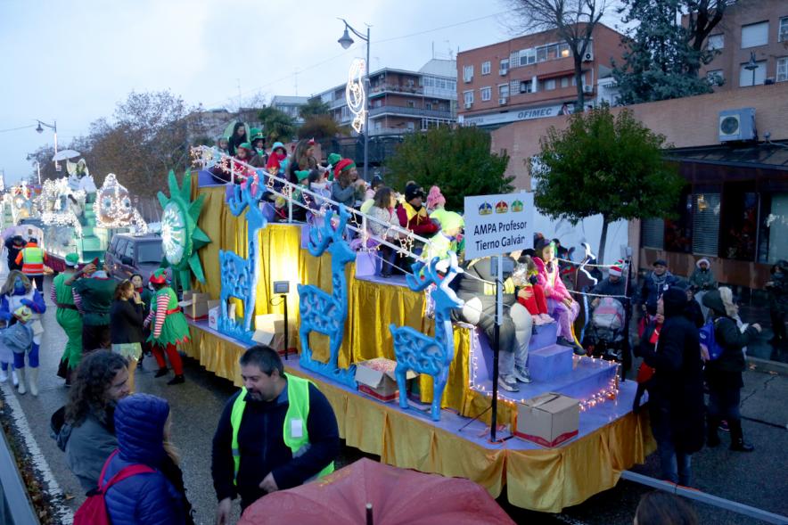 Cabalgata de Reyes 2018 - Imagen de unos niños disfrazados en una carroza.
