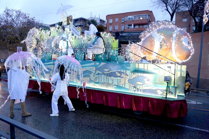 Cabalgata de Reyes 2018 - Imagen de unos niños disfrazados en una carroza.