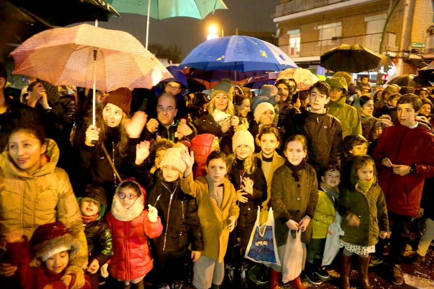 Cabalgata de Reyes 2018 - Imagen de la gente en la calle esperando que pase la cabalgata.