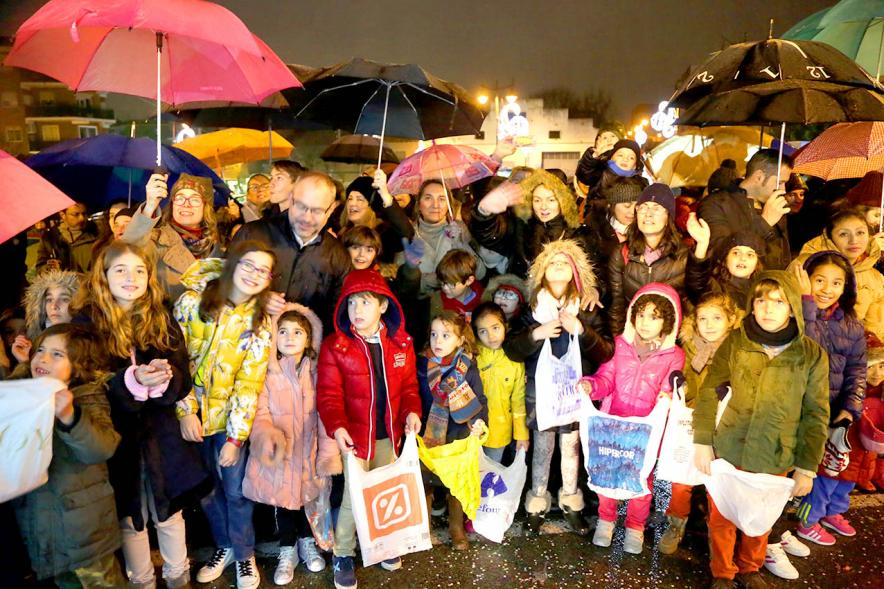 Cabalgata de Reyes 2018 - Imagen de los niños esperando la cabalgata preparados con sus bolsas para recoger caramelos.