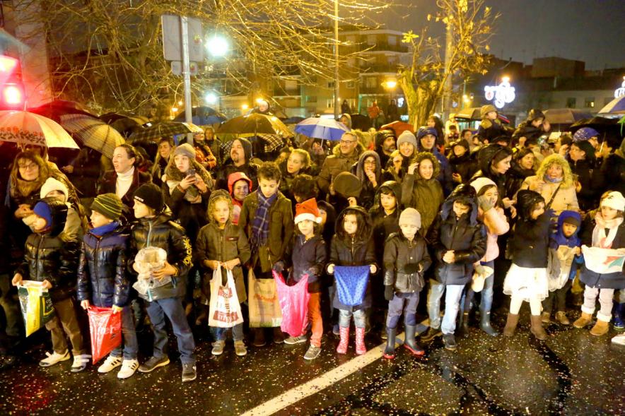 Cabalgata de Reyes 2018 - Imagen de los niños esperando la cabalgata preparados con sus bolsas para recoger caramelos.