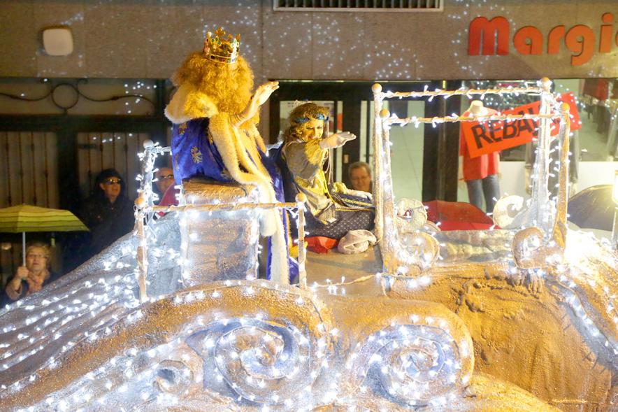 Cabalgata de Reyes 2018 - Imagen de la carroza de Gaspar acompañado de su paje.