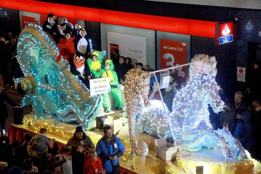 Cabalgata de Reyes 2017 - Imagen de integrantes de una de las carrozas.