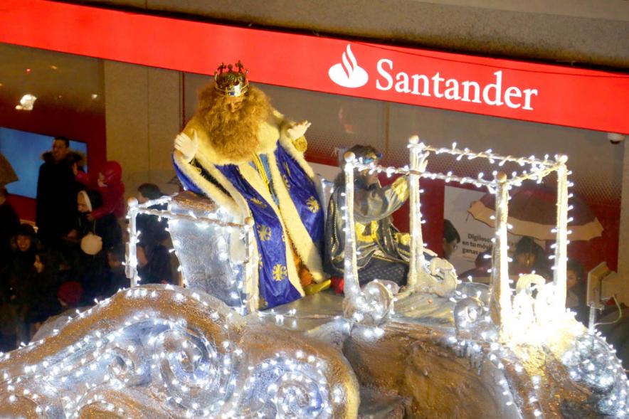 Cabalgata de Reyes 2018 - Imagen de la carroza de Gaspar acompañado de su paje.