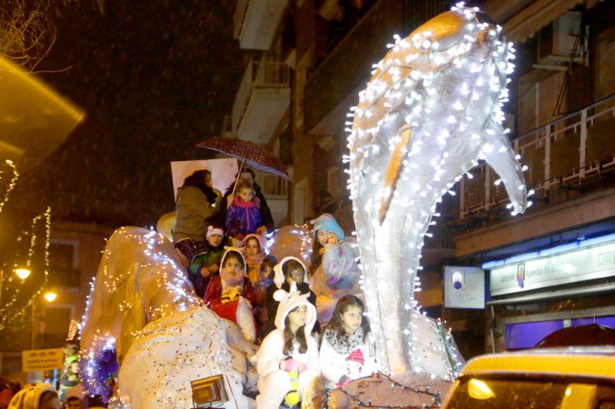 Cabalgata de Reyes 2018 - Imagen de unos niños en una carroza.