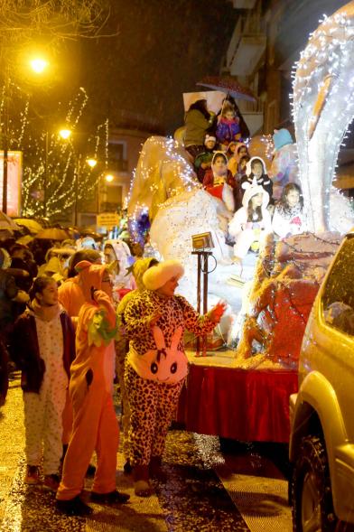 Cabalgata de Reyes 2018 - Imagen de una carroza y de unos participantes en el desfile.
