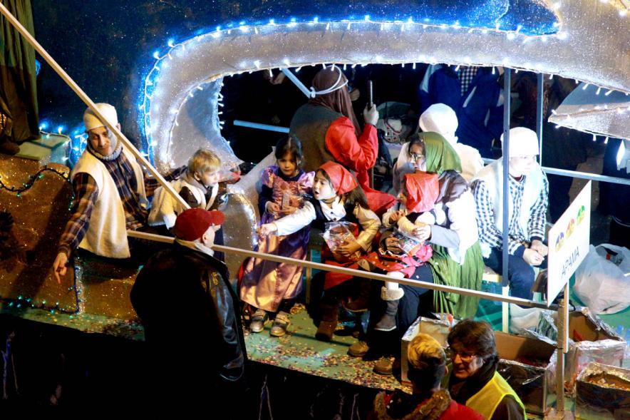 Cabalgata de Reyes 2017 - Imagen de integrantes de una de las carrozas.