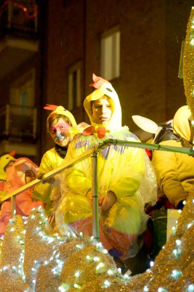 Cabalgata de Reyes 2018 - Imagen de unos niños disfrazados en una carroza.