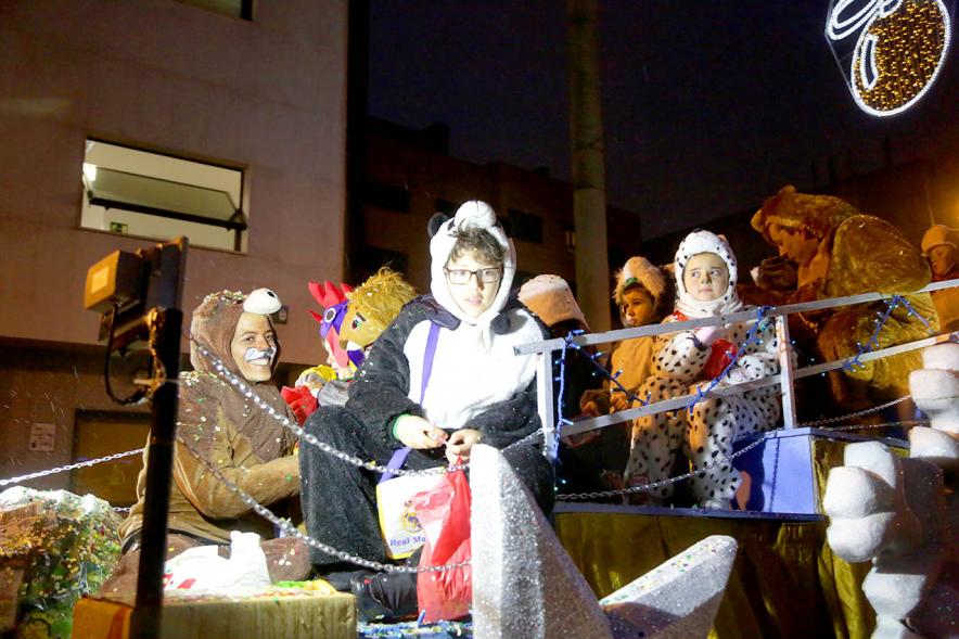Cabalgata de Reyes 2018 - Imagen de unos niños disfrazados en una carroza.
