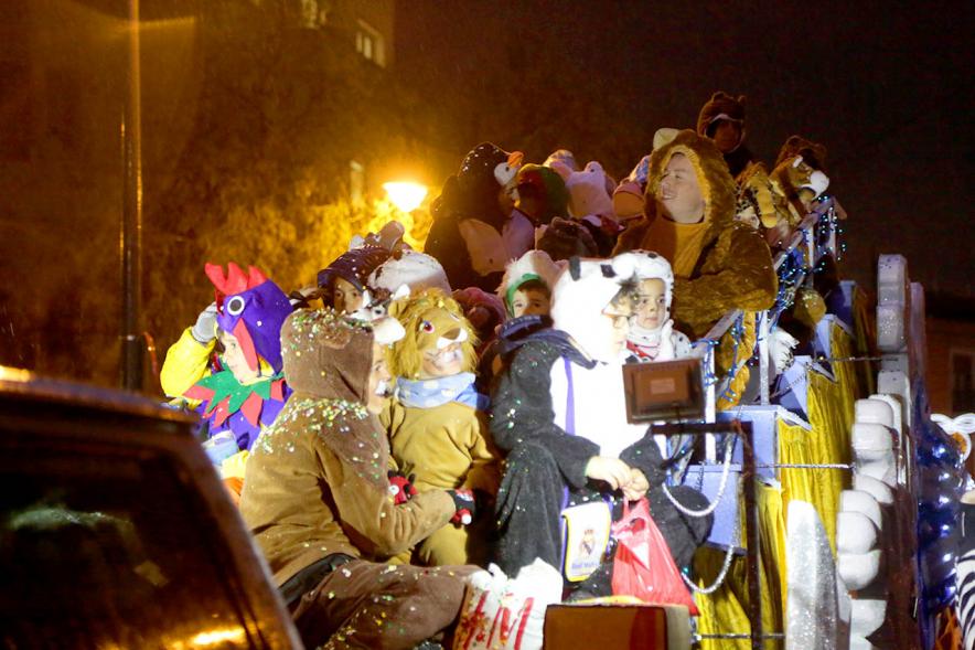 Cabalgata de Reyes 2018 - Imagen de unas personas disfrazados en una carroza.