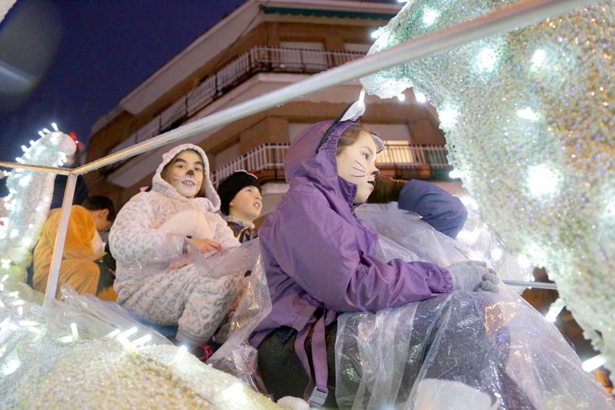 Cabalgata de Reyes 2018 - Imagen de unos niños disfrazados en una carroza.