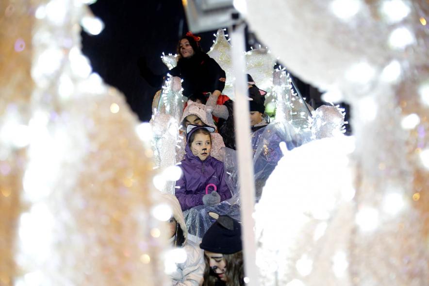 Cabalgata de Reyes 2018 - Imagen de unos niños disfrazados en una carroza.