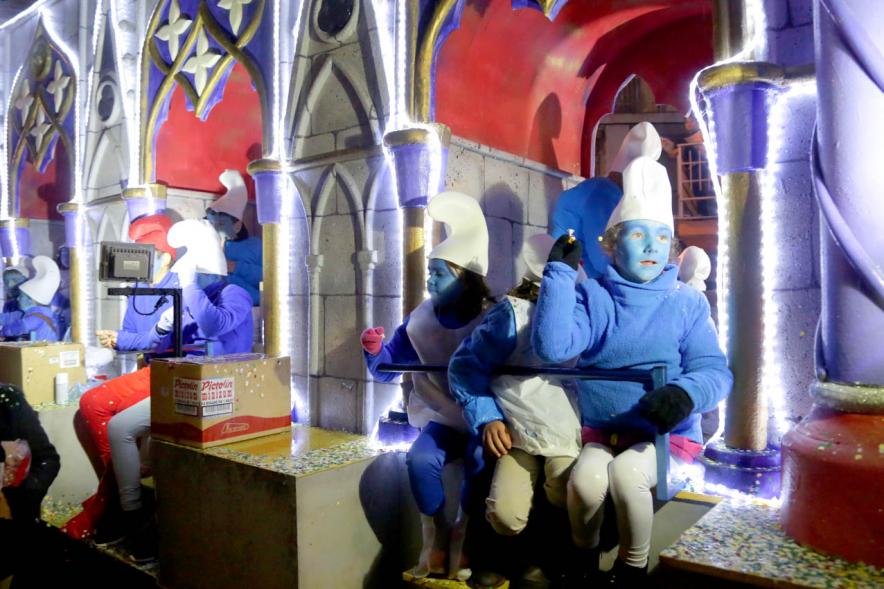 Cabalgata de Reyes 2018 - Imagen de unos niños disfrazados en una carroza.