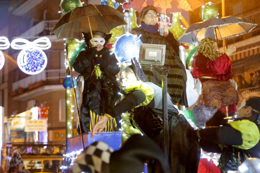 Cabalgata de Reyes 2018 - Imagen de unas personas disfrazados en una carroza.