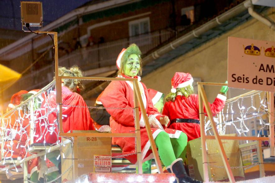 Cabalgata de Reyes 2018 - Imagen de unas personas disfrazados en una carroza.