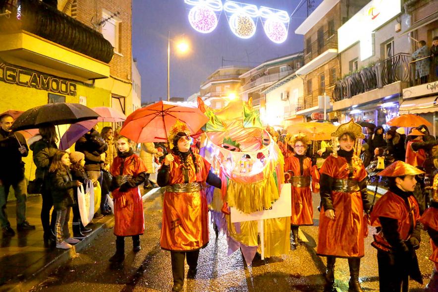 Cabalgata de Reyes 2018 - Imagen de personas participantes en el desfile que van disfrazados.