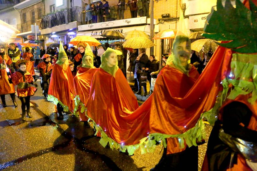 Cabalgata de Reyes 2018 - Imagen de personas participantes en el desfile que van disfrazados.