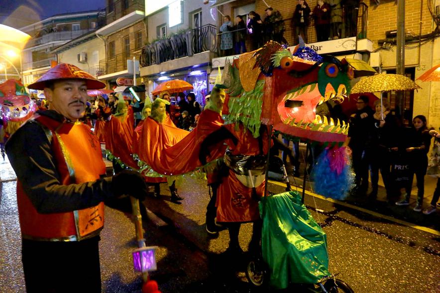 Cabalgata de Reyes 2018 - Imagen de una persona participante en el desfile que va disfrazada.