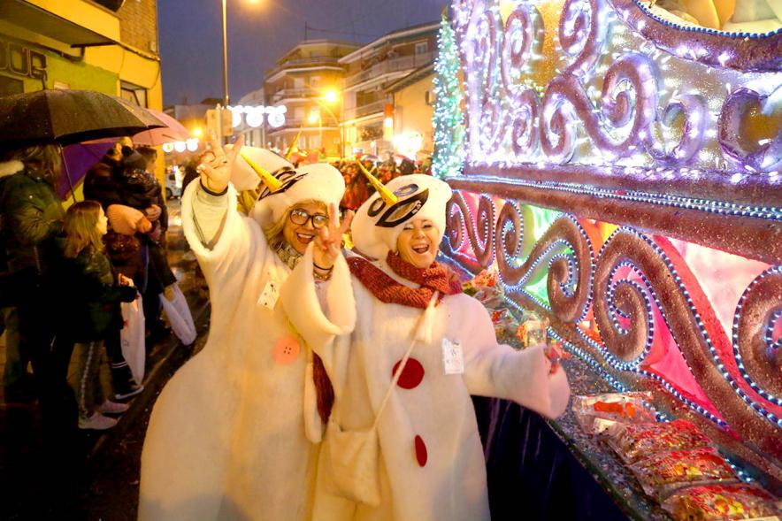 Cabalgata de Reyes 2018 - Imagen de personas participantes en el desfile que van disfrazados.