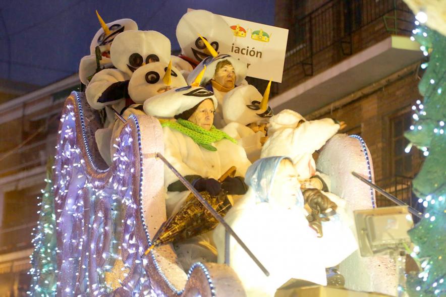 Cabalgata de Reyes 2018 - Imagen de unas personas disfrazados en una carroza.