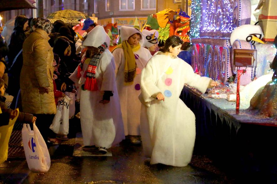Cabalgata de Reyes 2018 - Imagen de personas participantes en el desfile que van disfrazados.