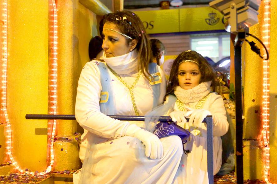 Cabalgata de Reyes 2018 - Imagen de unas personas disfrazados en una carroza.