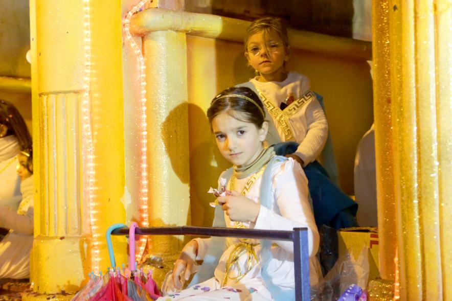 Cabalgata de Reyes 2018 - Imagen de unas niñas disfrazadas en una carroza.