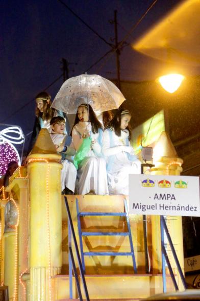 Cabalgata de Reyes 2018 - Imagen de unos niños disfrazados en una carroza.