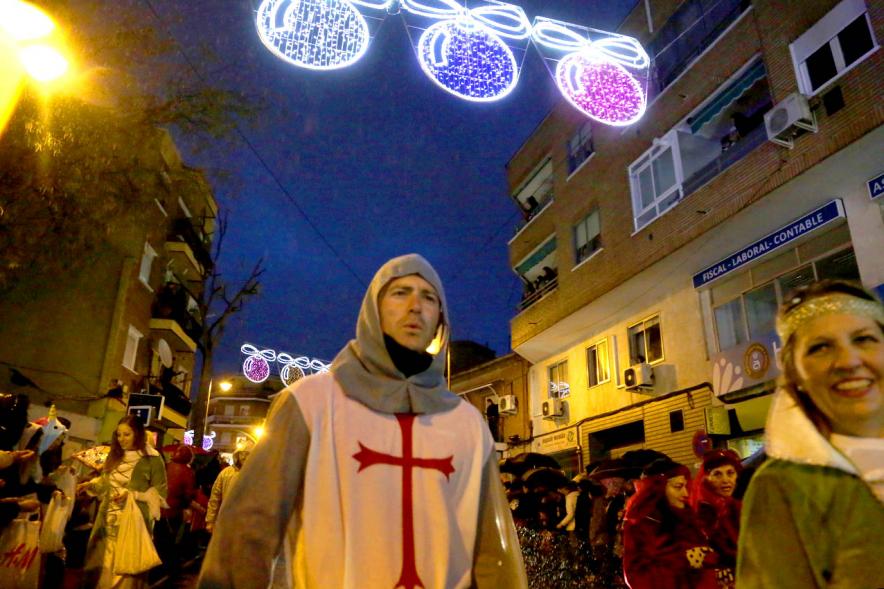 Cabalgata de Reyes 2018 - Imagen de personas participantes en el desfile que van disfrazados.