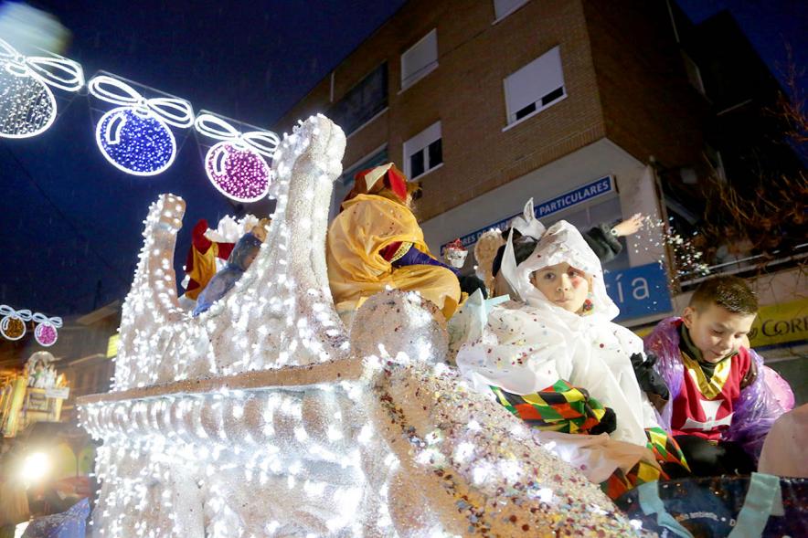 Cabalgata de Reyes 2018 - Imagen de unos niños disfrazados en una carroza.