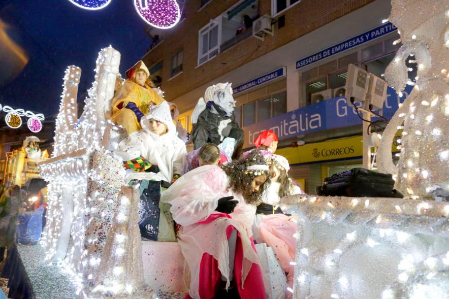 Cabalgata de Reyes 2018 - Imagen de unos niños disfrazados en una carroza.