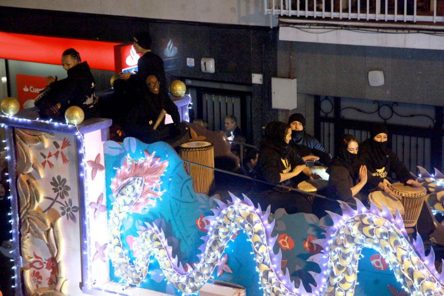 Cabalgata de Reyes 2017 - Imagen de integrantes de una de las carrozas.