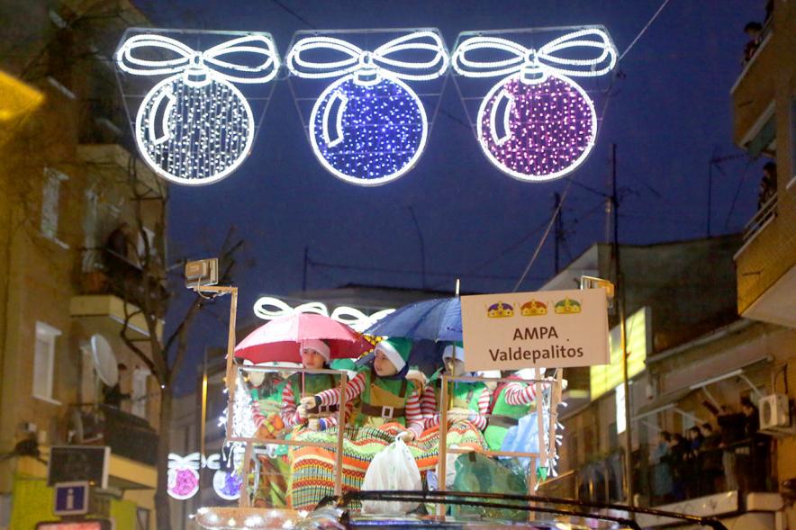 Cabalgata de Reyes 2018 - Imagen de unos niños disfrazados en una carroza.