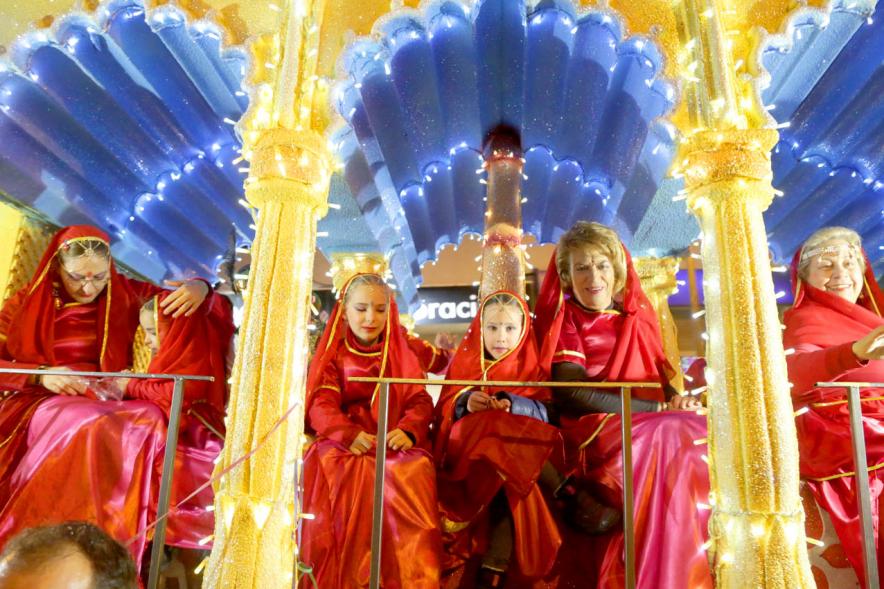Cabalgata de Reyes 2018 - Imagen de unos niños disfrazados en una carroza.