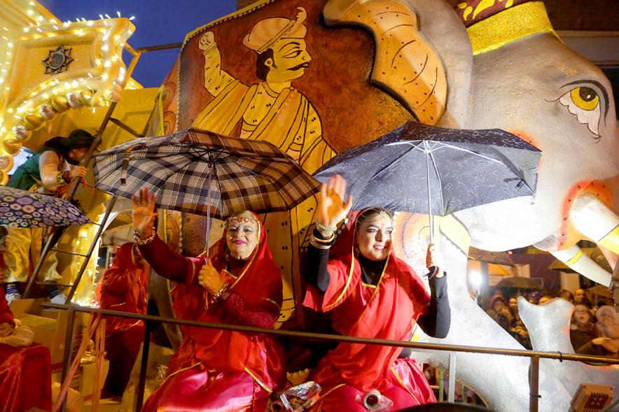 Cabalgata de Reyes 2018 - Imagen de unas personas disfrazados en una carroza.