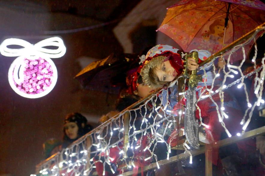 Cabalgata de Reyes 2018 - Imagen de unos niños disfrazados en una carroza.