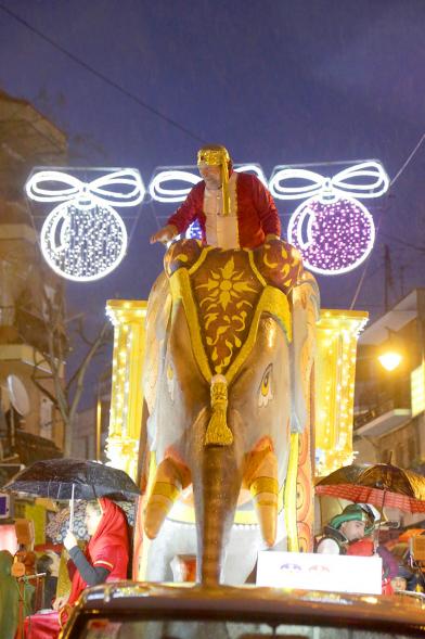 Cabalgata de Reyes 2018 - Imagen de una persona disfrazada en una carroza.