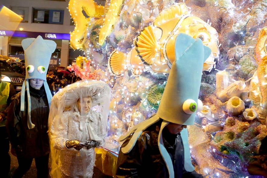 Cabalgata de Reyes 2018 - Imagen de personas participantes en el desfile que van disfrazados.