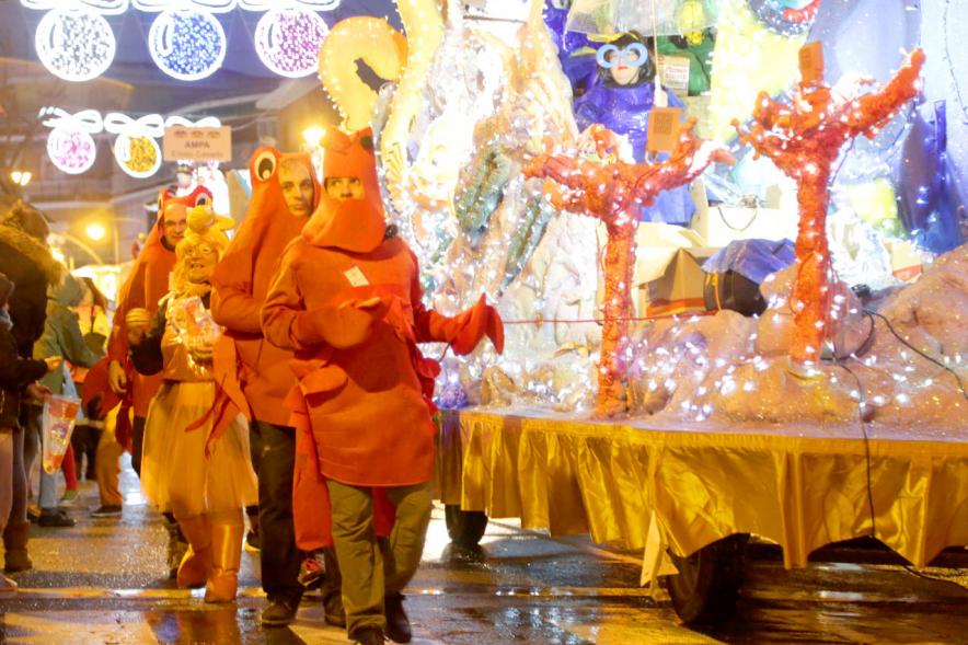 Cabalgata de Reyes 2018 - Imagen de una carroza y de unos participantes en el desfile.