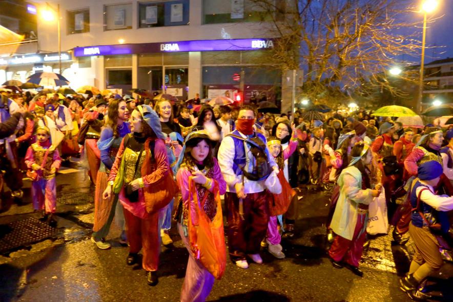Cabalgata de Reyes 2018 - Imagen de personas participantes en el desfile que van disfrazados.