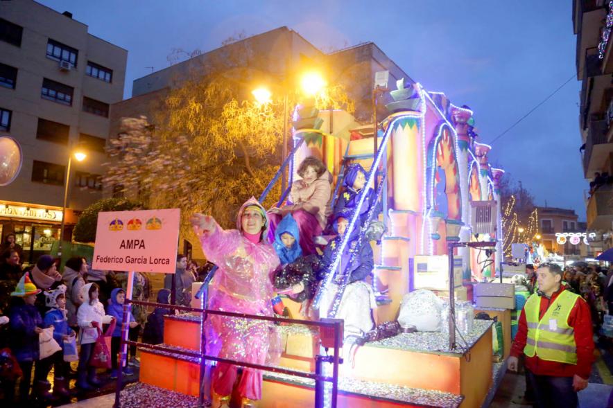 Cabalgata de Reyes 2018 - Imagen de unos niños disfrazados en una carroza.